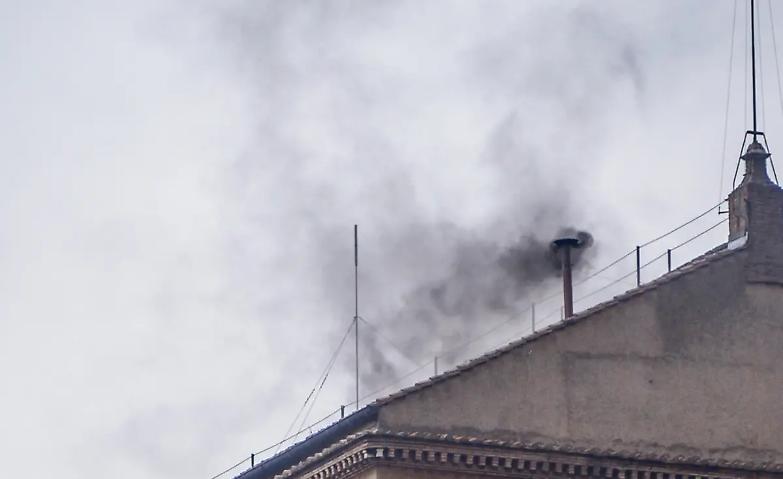 Conclave, la seconda fumata &egrave; ancora nera. Oggi altre due votazioni