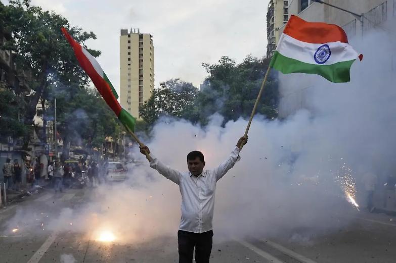 India-Pakistan, escalation tra censura digitale e tensioni armate: 8mila account bloccati su X. Raid lungo il confine e civili uccisi