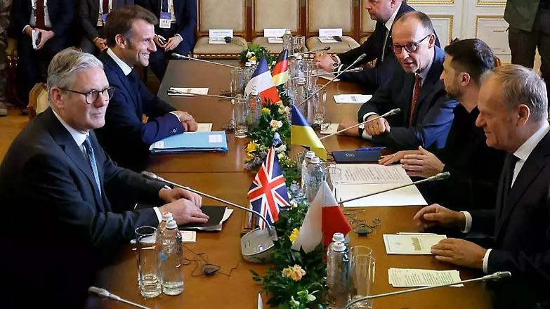 Macron, Starmer, Merz e Tusk a Kiev, Meloni si collega da remoto