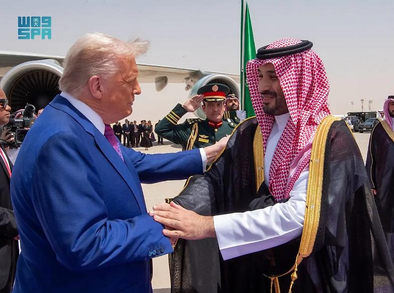 Trump vola in Arabia Saudita: sul tavolo i colloqui su Gaza, il piano di aiuti e la crisi ucraina