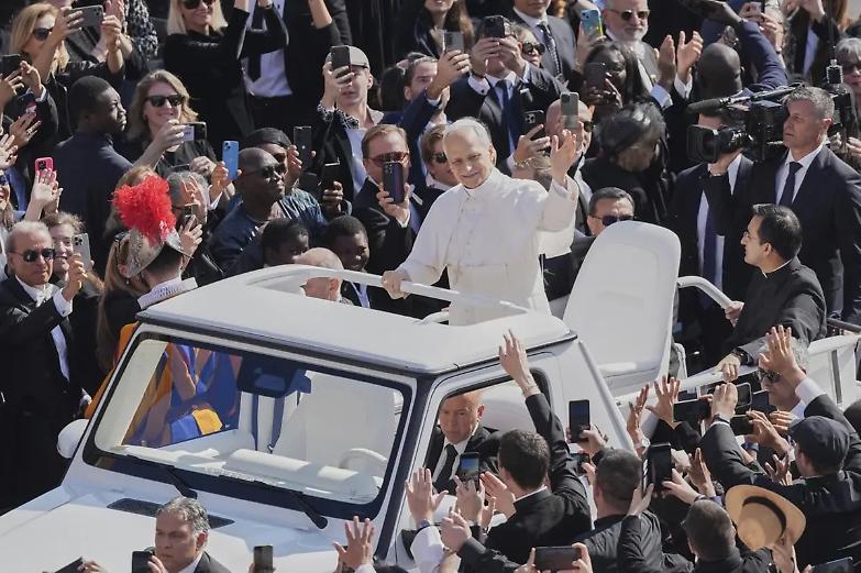 Bagno di folla a San Pietro per Leone XIV: inizia oggi il suo pontificato