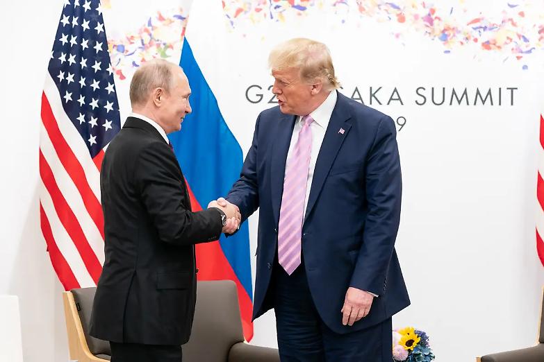 Telefonata Trump-Putin, Mosca: &laquo;Pace possibile, ma servono compromessi&raquo;