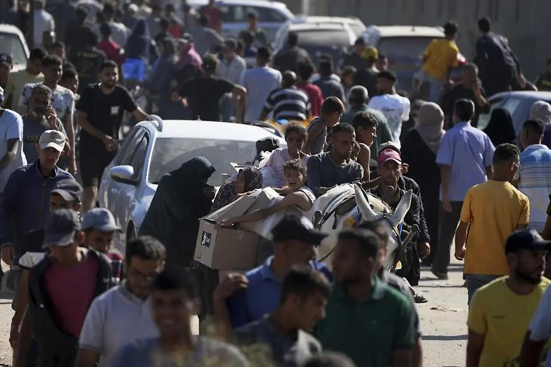 Gaza, la folla affamata assalta le scorte