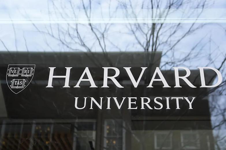 Trump attacca Harvard: &laquo;Manca di rispetto all&rsquo;America, servono meno studenti stranieri&raquo;