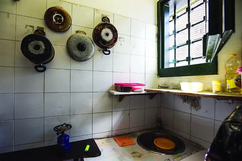 &ldquo;L&rsquo;Isola dei divieti&rdquo; (senza senso): pentole s&igrave;, coperchi no