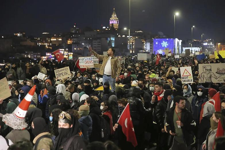 Tensione a Istanbul: 87 arresti nel dodicesimo anniversario delle proteste di Gezi Park
