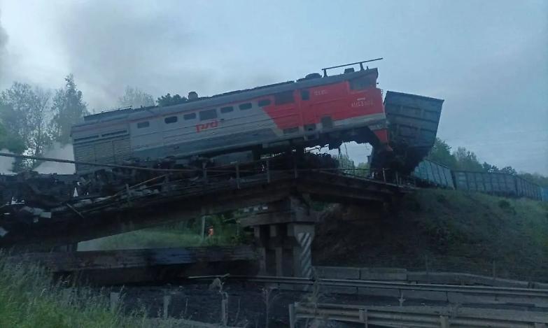 Esplosione sui binari al confine ucraino: crolla un ponte in Russia, almeno 7 morti e 30 feriti