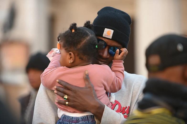 Migranti, la Corte Ue: &laquo;Nessun reato per il genitore che entra illegalmente in Europa accompagnando figli minori&raquo;