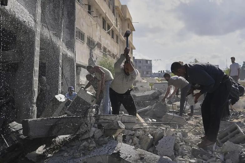 Strage al centro aiuti di Gaza, 27 palestinesi uccisi dai soldati israeliani. Tre militari morti a Jabaliya