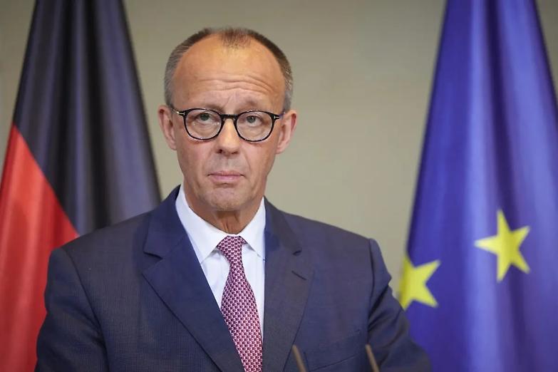 Il riarmo tedesco e la &ldquo;guerra&rdquo; di Starmer hanno fatto volare Macron nella Capitale