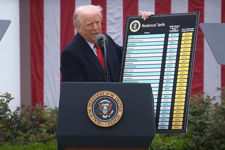 Trump firma dazi globali al 10% dopo lo stop della Corte Suprema