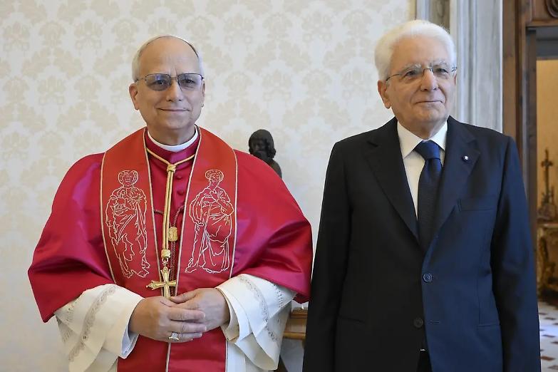 Mattarella in Vaticano, stretta di mano e colloqui sulla pace con il Papa: &laquo;Preoccupazione per Ucraina e Medio Oriente&raquo;