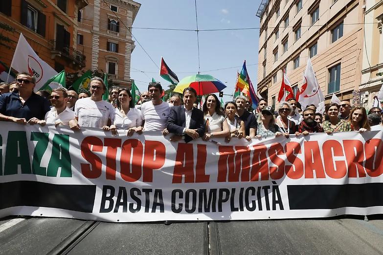 Una grande folla a Roma per chiedere: stop al massacro di Gaza