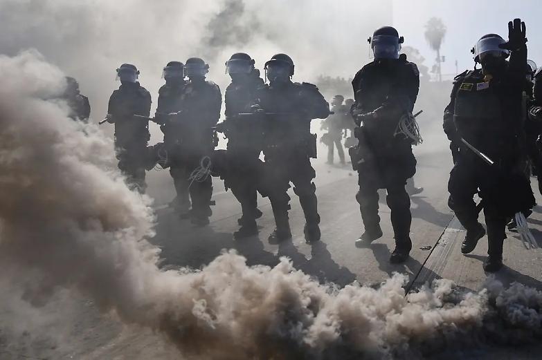 Los Angeles, l&rsquo;America di Trump ora spara sui diritti civili