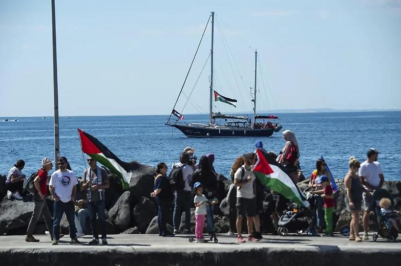 Sequestrata la nave Madleen diretta a Gaza: a bordo Greta Thunberg e altri attivisti internazionali