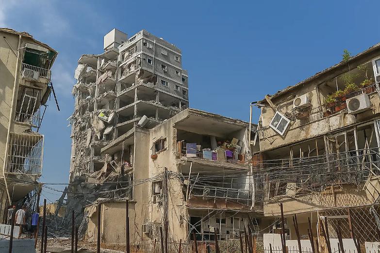 Israele-Iran, scontro diretto: raid, missili e minacce. Trump: &laquo;Presto la pace, s&igrave; a Putin mediatore&raquo;