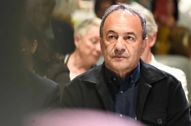 Per i giudici penali non ci fu alcun abuso di potere, ma non importa: Lucano decade da sindaco di Riace