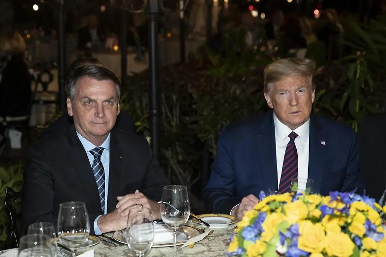 Trump ringhia al Brasile di Lula: &laquo;Assolvi l&rsquo;amico Bolsonaro o vi metto i dazi!&raquo;