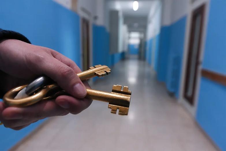 Carcere Pagliarelli senza acqua calda e medici. Il ministro ammette: qualcosa non va