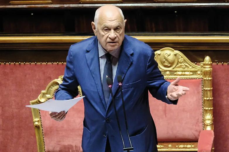 Carriere separate, secondo s&igrave; al Senato tra fischi e flash mob