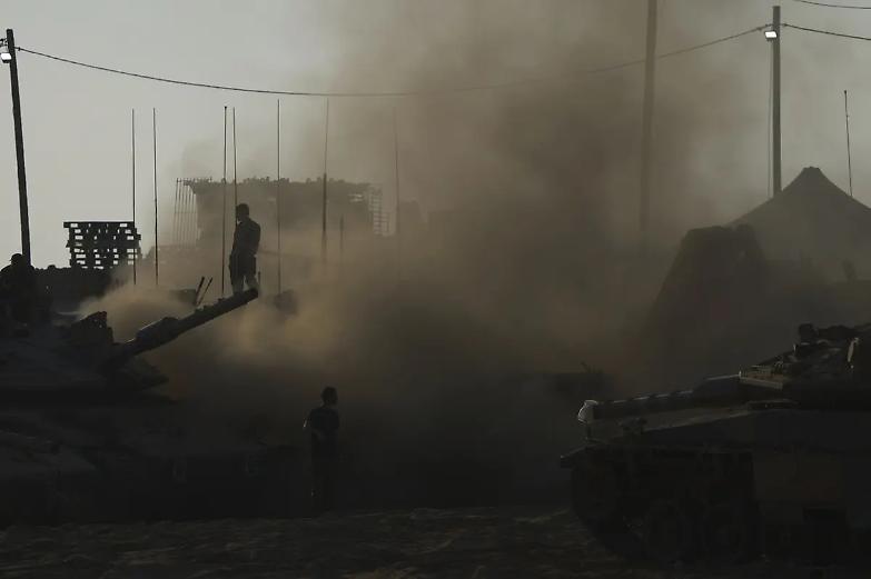 Gaza, i carri armati israeliani colpiscono le tende degli sfollati: almeno 13 morti