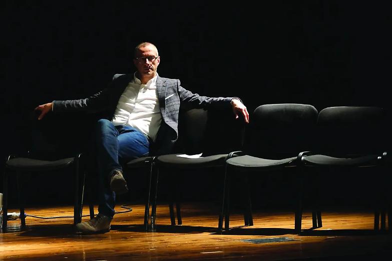 Ricci (per ora) non cede, Renzi: &laquo;Resista&raquo;