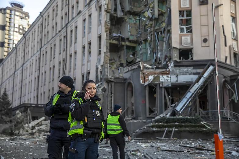 Missili e droni su Kiev: sei morti, tra cui un bambino