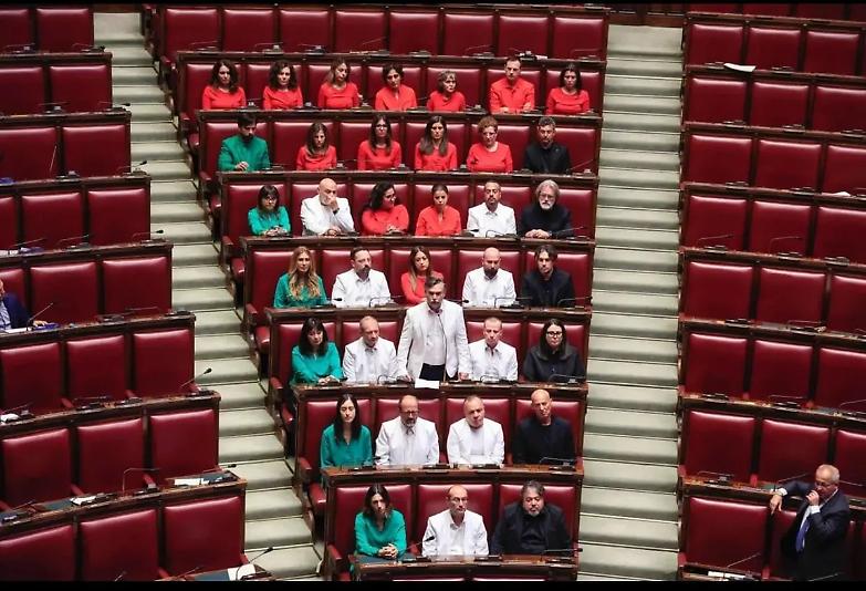 Avs segnala il governo alla Cpi, i pentastellati in aula vestiti per Gaza