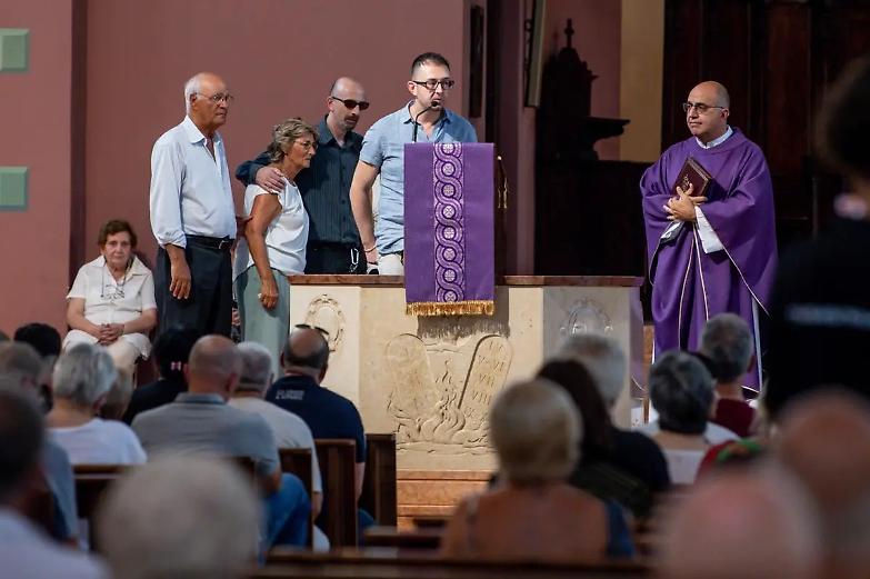 Folla al funerale di Cecilia De Astis, il figlio: &ldquo;La colpa non &egrave; solo dei bambini&rdquo;