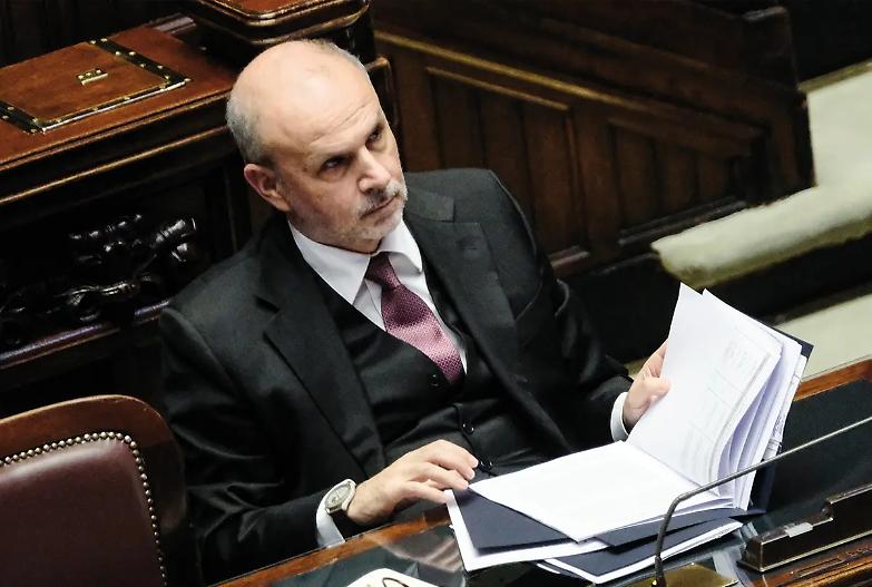 Spallate tra Lega e Fi sull&rsquo;obbligo vaccinale, Fd&rsquo;I difende Schillaci: &laquo;Il ministro non si tocca&raquo;