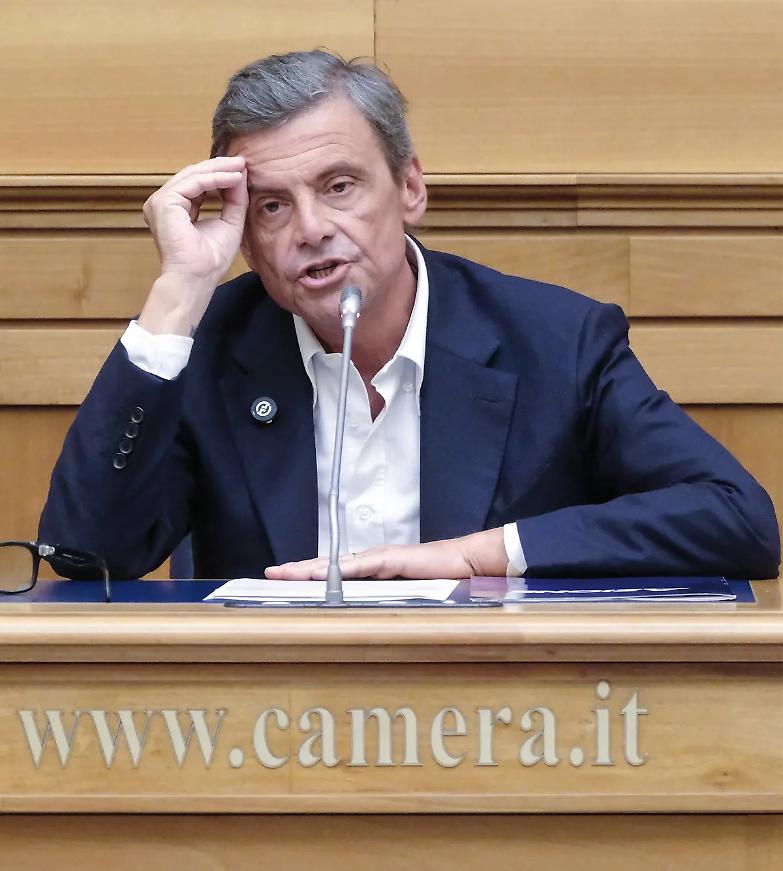 Calenda: &laquo;No al campo largo&raquo; Ma i calendiani locali stanno con Pd e M5S