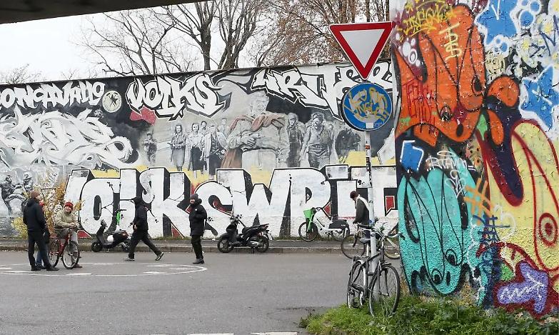 La Milano di Armani e del Leoncavallo: cos&igrave; vicine, eppure cos&igrave; lontane...