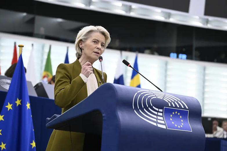 Von der Leyen mette l&rsquo;elmetto all&rsquo;Ue: &laquo;Siamo in lotta. Pronto muro antidroni&raquo;