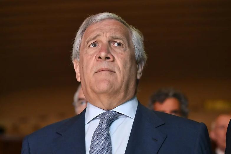 Tajani attacca la Russia e critica Israele. Ma &egrave; bagarre con i 5S