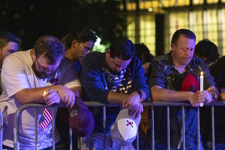 I funerali di Charlie Kirk, il protomartire dei MAGA