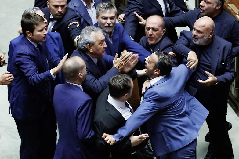 Riforma, terzo s&igrave; alla separazione e scoppia il caos: in aula &egrave; maxi-rissa