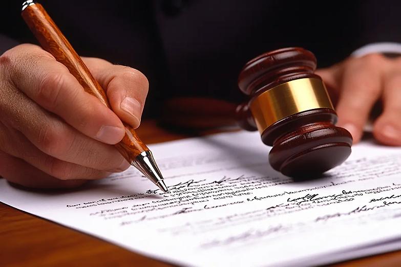 Se le sentenze dicono troppo: il peso insostenibile delle parole tra moralismi e distorsioni