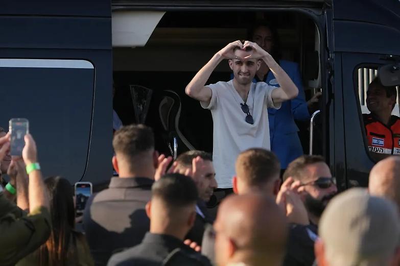 Ostaggi e prigionieri liberi, a Tel Aviv esplode la gioia