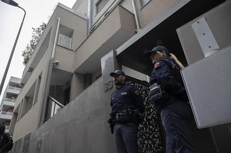 Milano, uccisa a coltellate dal compagno sotto gli occhi dei vicini