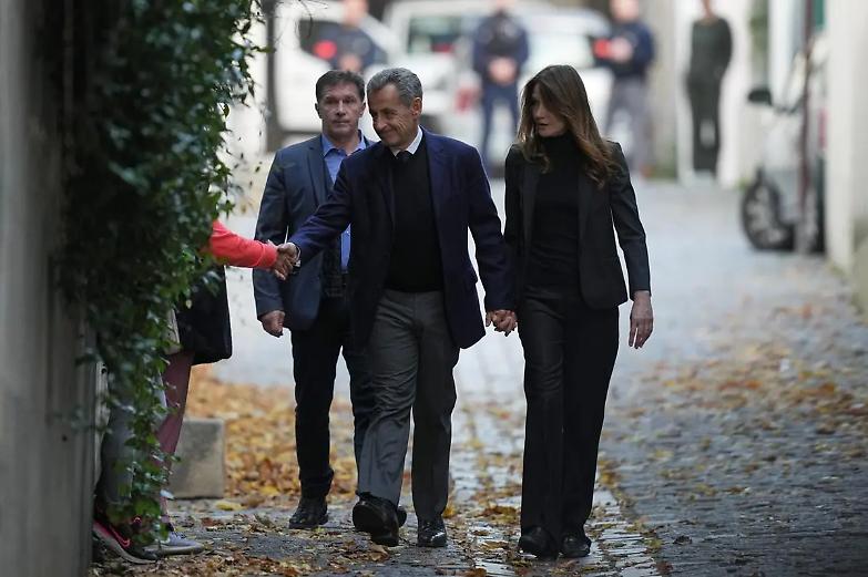 Sarkozy va in carcere, l&rsquo;indignazione degli avvocati: &laquo;Giorno funesto&raquo;