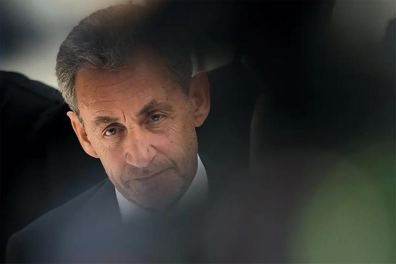 Sarkozy entra in carcere: l&rsquo;ex presidente francese si consegna alla prigione di La Sant&eacute;