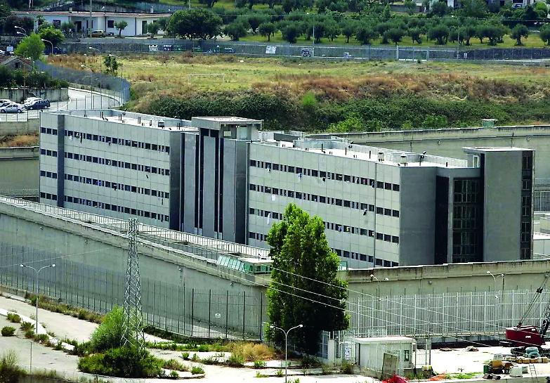 Catanzaro, i detenuti denunciano: in 6 mesi 6 morti e cure negate