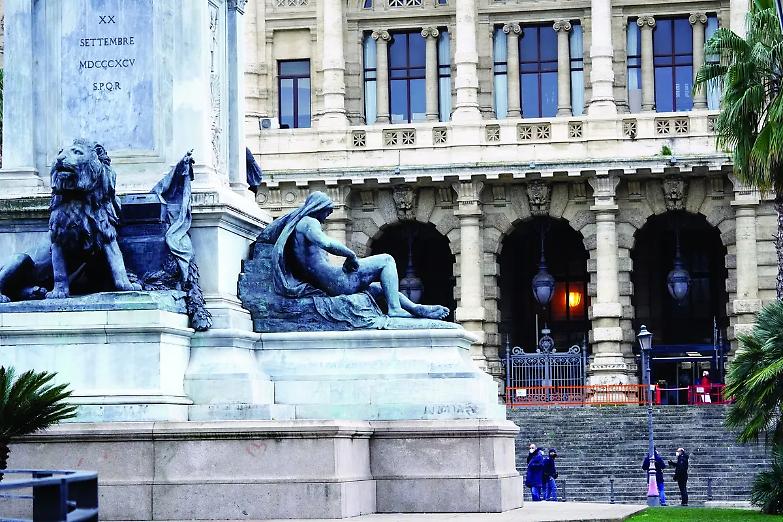 Nulla la notifica al difensore cancellato dall&rsquo;albo: bisogna rifare il processo