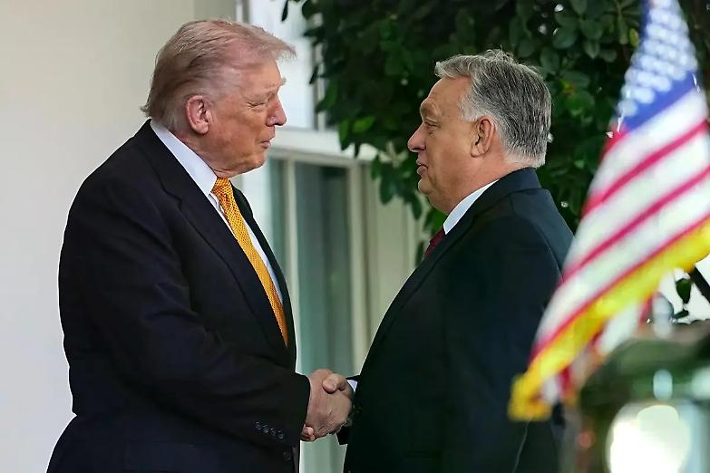 Trump a Orban: &laquo;Budapest pu&ograve; comprare petrolio russo&raquo;. Ira di Zelensky