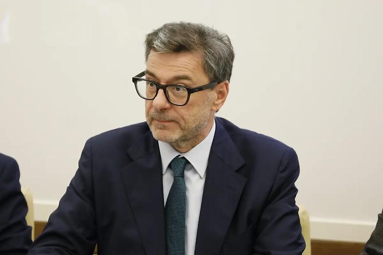 Giorgetti difende la manovra: &laquo;Non &egrave; per i ricchi, aiutiamo il ceto medio&raquo;