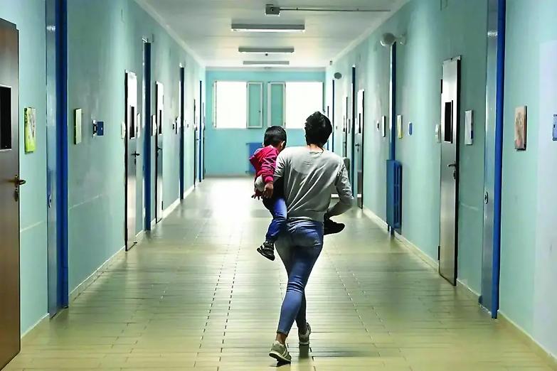 Quelle donne incinte rinchiuse in cella con il decreto sicurezza