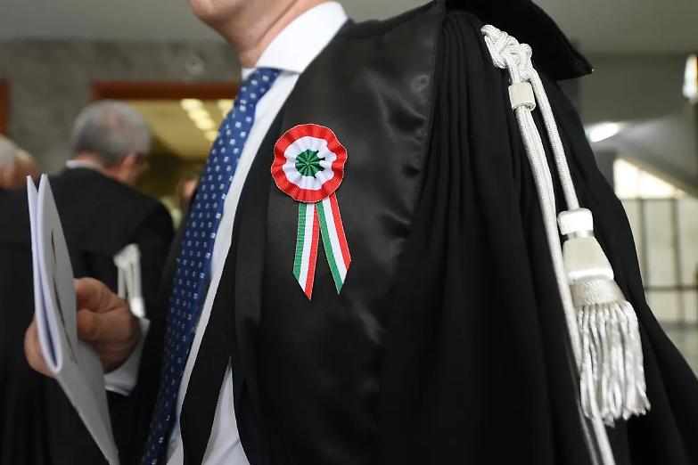 Pm in aula con la coccarda anti-riforma sulla toga: Calderone interroga Nordio