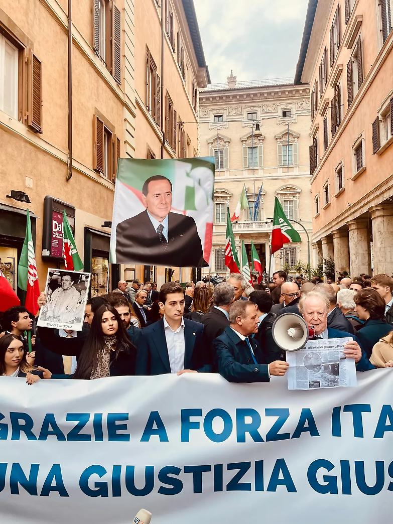 Se FI non riesce a elaborare una campagna referendaria senza pensare al Cavaliere