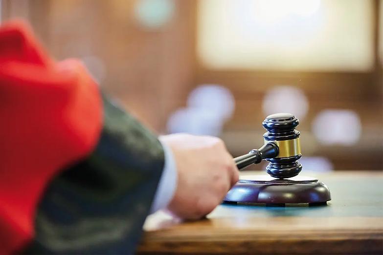 Il pm che resta giudice a Napoli e stronca le liste testi dei legali