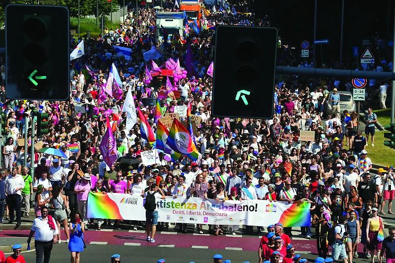 &laquo;I matrimoni gay vanno riconosciuti in ogni Stato membro dell&rsquo;Ue&raquo;